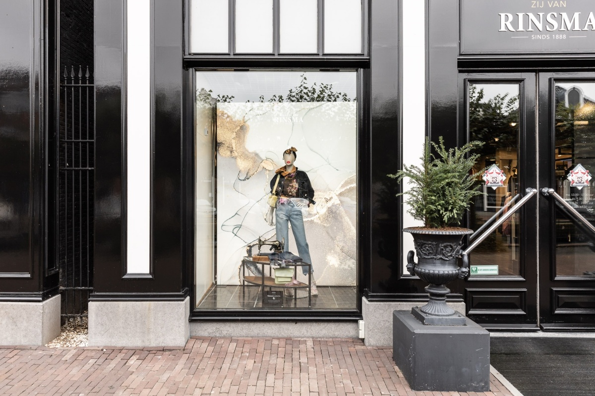 Illuminated wall frame