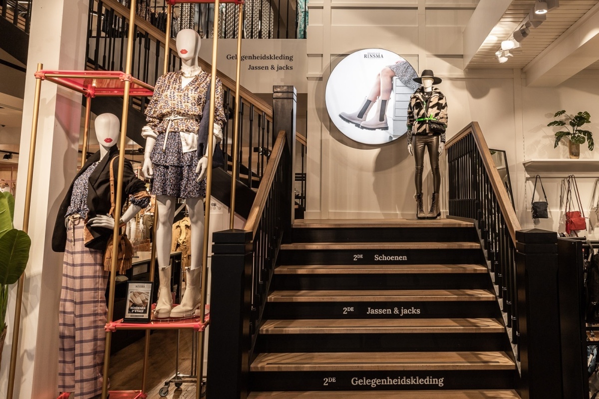 Illuminated curved wall frame